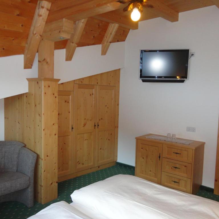 Hotel-Garni Klocker - Doppelzimmer mit Dusche - 2
