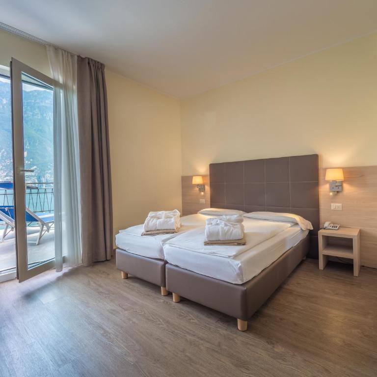 Hotel Capo Reamol - Camera Doppia con Letti Singoli con Terrazza e Vista Lago - 1