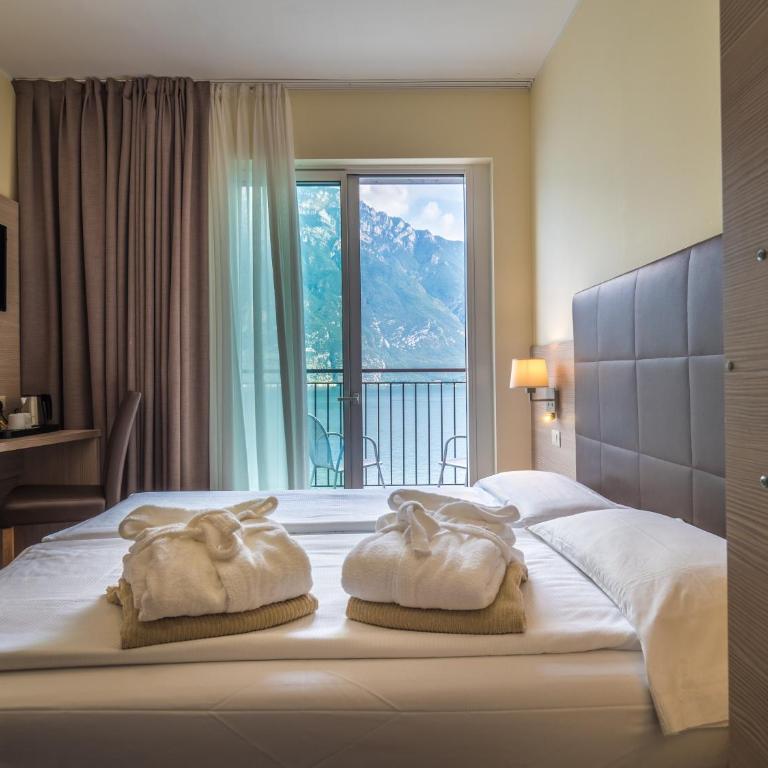 Hotel Capo Reamol - Camera Matrimoniale con Balcone e Vista Lago - 3