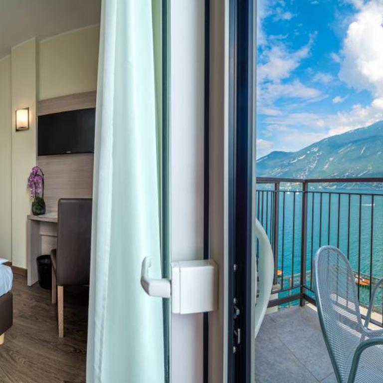 Hotel Capo Reamol - Camera Matrimoniale con Balcone e Vista Lago - 5