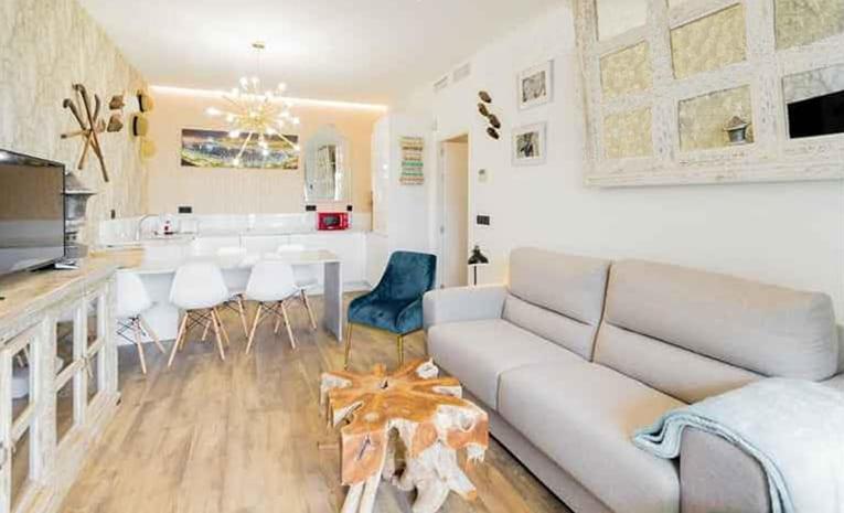 Apartamentos LOLA y MANUELA en primera línea playa Carihuela con excelente Terraza-jardin de 80 m2 frente al Mar con aparcamiento privado Ideal para descansar oyendo las olas del Mar - Apartamento de 2 dormitorios - 24