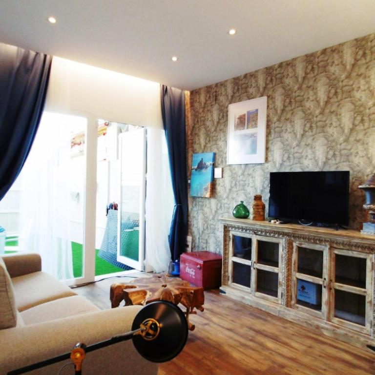 Apartamentos LOLA y MANUELA en primera línea playa Carihuela con excelente Terraza-jardin de 80 m2 frente al Mar con aparcamiento privado Ideal para descansar oyendo las olas del Mar - Apartamento - 20