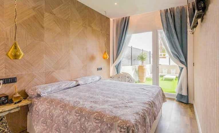 Apartamentos LOLA y MANUELA en primera línea playa Carihuela con excelente Terraza-jardin de 80 m2 frente al Mar con aparcamiento privado Ideal para descansar oyendo las olas del Mar - Apartamento - 24