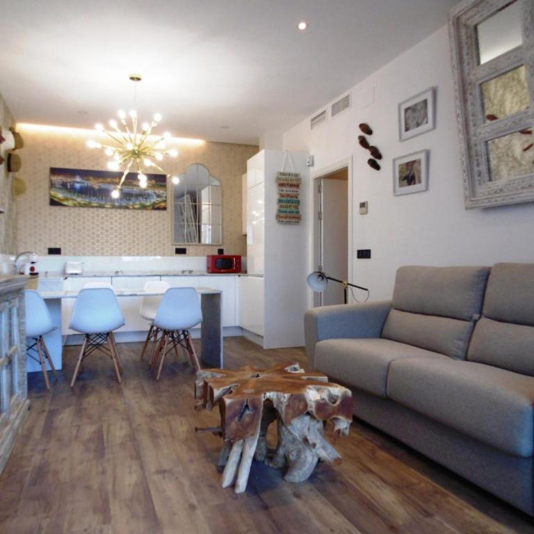 Apartamentos LOLA y MANUELA en primera línea playa Carihuela con excelente Terraza-jardin de 80 m2 frente al Mar con aparcamiento privado Ideal para descansar oyendo las olas del Mar - Apartamento de 2 dormitorios - 1