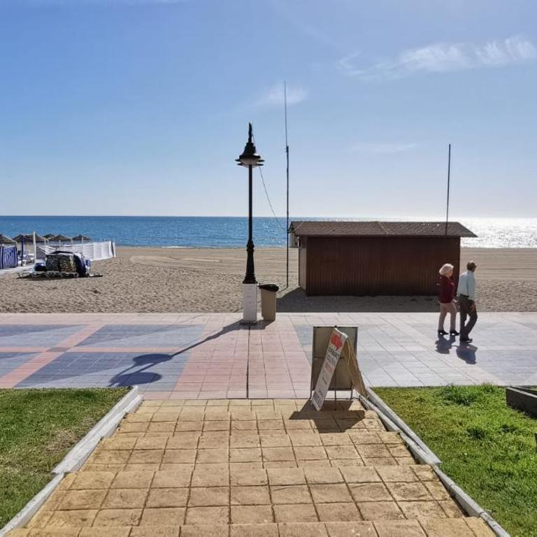 Apartamentos LOLA y MANUELA en primera línea playa Carihuela con excelente Terraza-jardin de 80 m2 frente al Mar con aparcamiento privado Ideal para descansar oyendo las olas del Mar - Apartamento de 2 dormitorios - 22