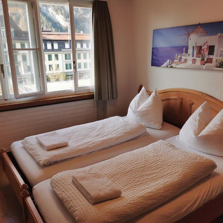Interlaken Marco Hostel - Chambre Double avec Vue sur la Montagne et Salle de Bains Commune - 3
