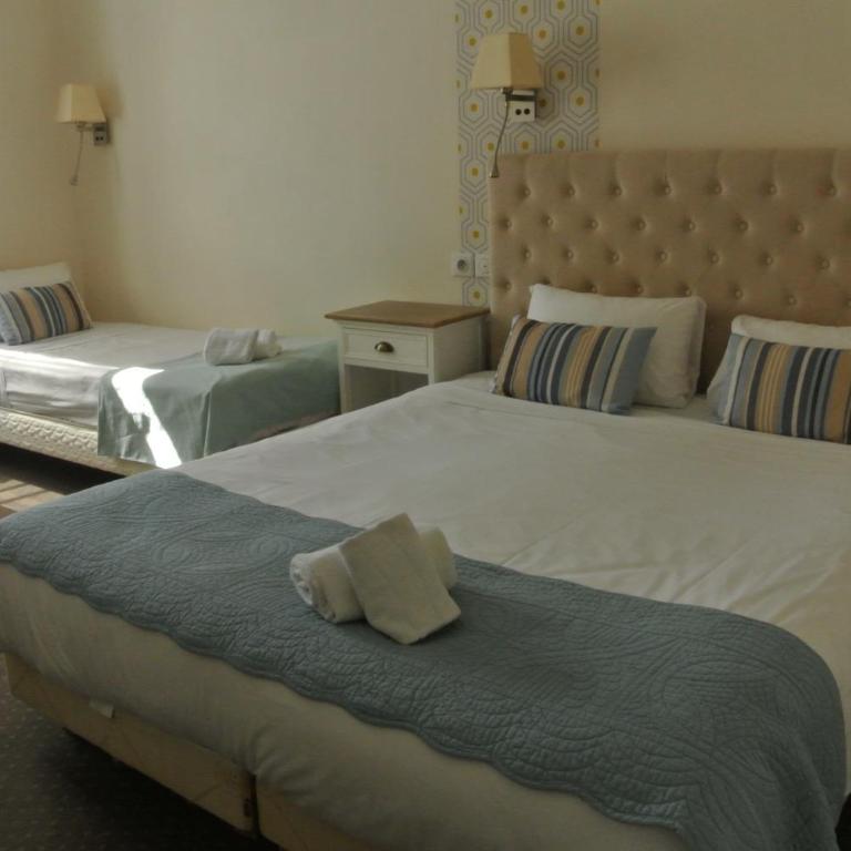 Logis Hôtel Louise de Savoie - Chambre Triple avec Douche - 2 Lits - 4