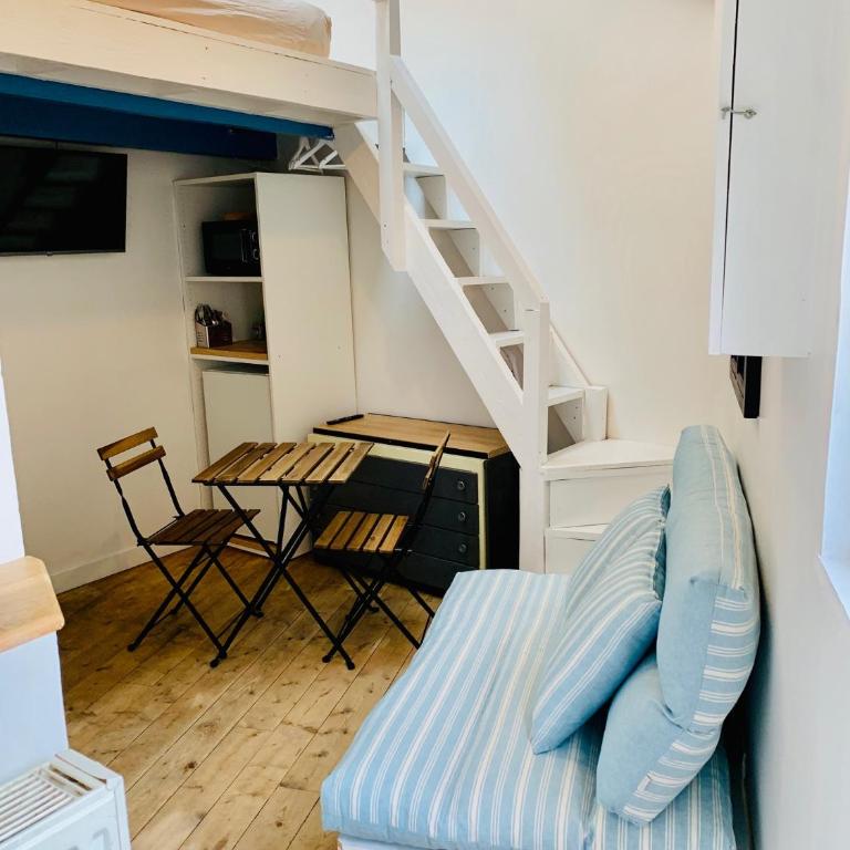 ECO STUDIOS mezzanine wifi stationnement rue gratuit terrasse dans jardin - Maison de Vacances - 12
