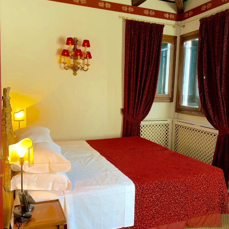 Hotel La Calcina - Camera Matrimoniale/Doppia con Letti Singoli con Vista Canale Parziale - Ultimo Piano - 4