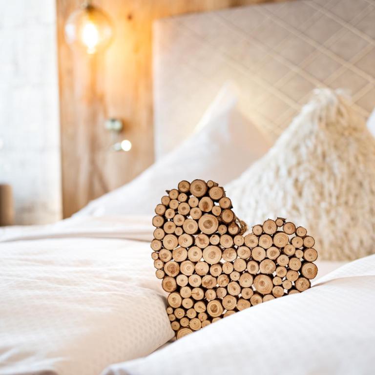 Fichtenwald-Ihr Boutique I Glück`s Hotel - Ihr Kraftort - Wasserwelten Bad Füssing - Superior Zimmer mit Kingsize-Bett - 2