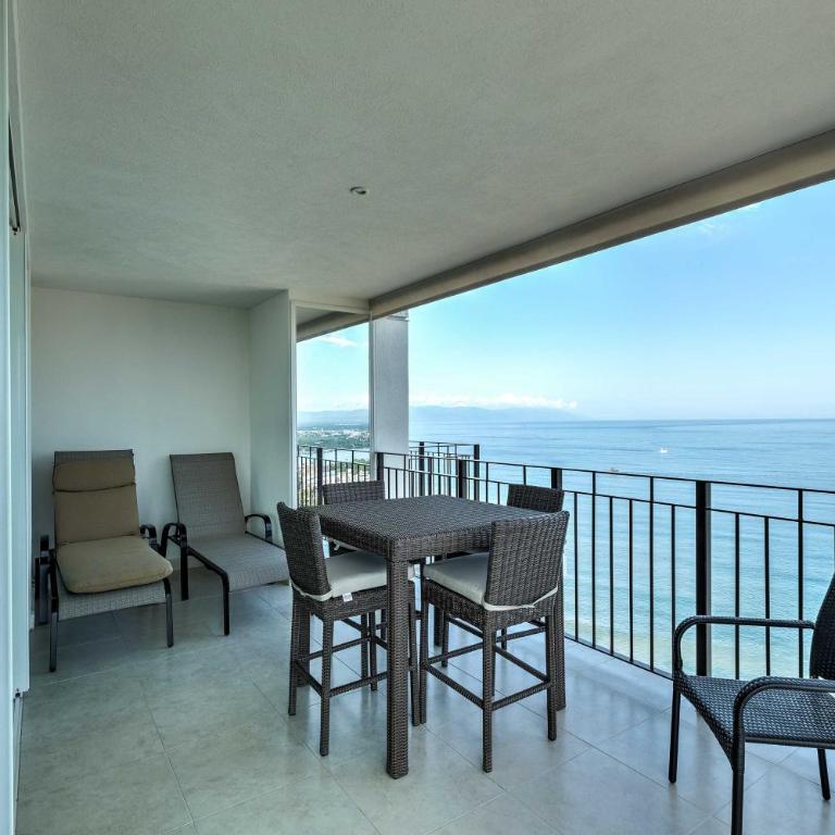 Upscale Puerto Vallarta Condo w/Beachfront Balcony - Apartamento - 2