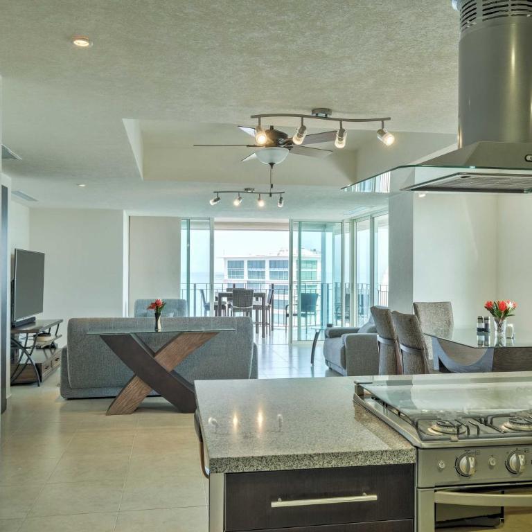 Upscale Puerto Vallarta Condo w/Beachfront Balcony - Apartamento - 7