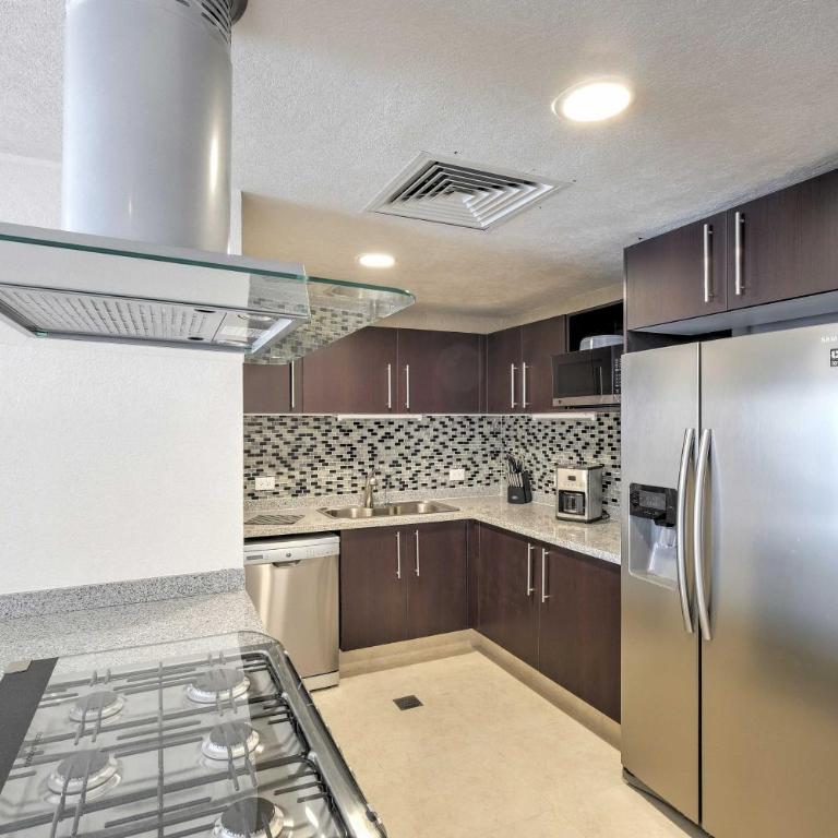 Upscale Puerto Vallarta Condo w/Beachfront Balcony - Apartamento - 8