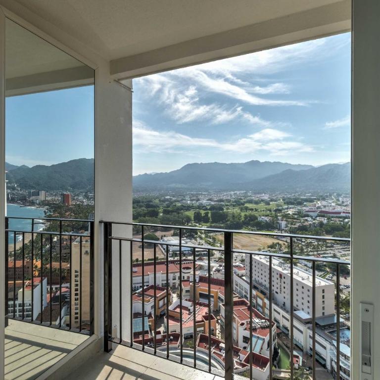 Upscale Puerto Vallarta Condo w/Beachfront Balcony - Apartamento - 13