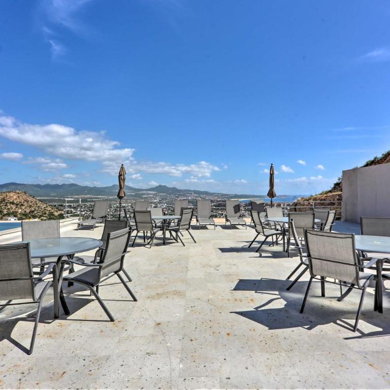 Luxe Mtn Top Retreat w/ Pool Access & Sea View! - Apartamento - 24