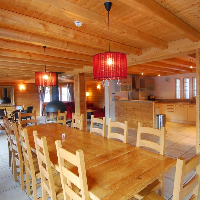 Montbeliarde - Chalet avec jacuzzi - BO Immobilier- Châtel Multipass en Été 2026 en option au tarif de 4euros par jour et par personne - Five-Bedroom Chalet - 5