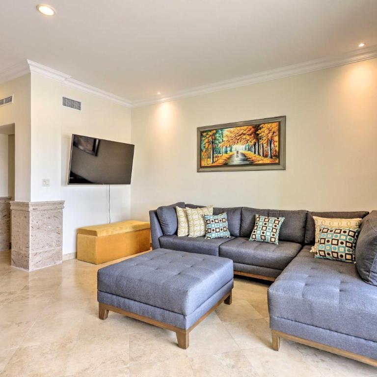 Walk to Beach: Modern Cabo Condo w/ Balcony! - Apartamento - 5