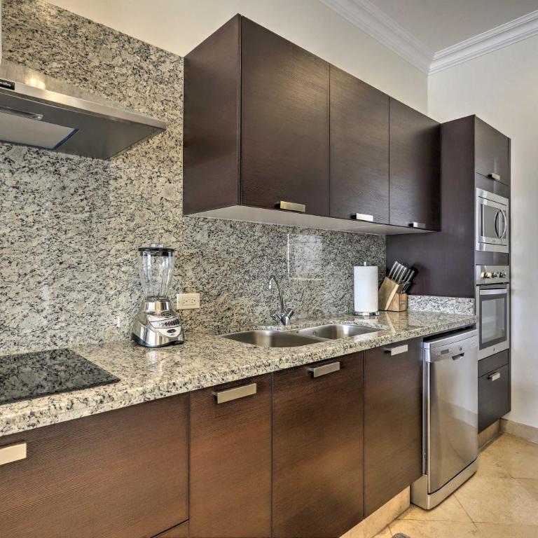 Walk to Beach: Modern Cabo Condo w/ Balcony! - Apartamento - 9