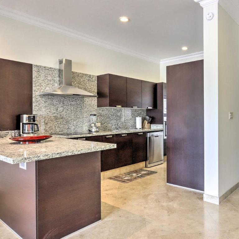 Walk to Beach: Modern Cabo Condo w/ Balcony! - Apartamento - 8