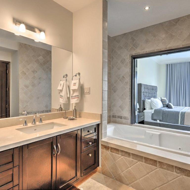 Walk to Beach: Modern Cabo Condo w/ Balcony! - Apartamento - 13
