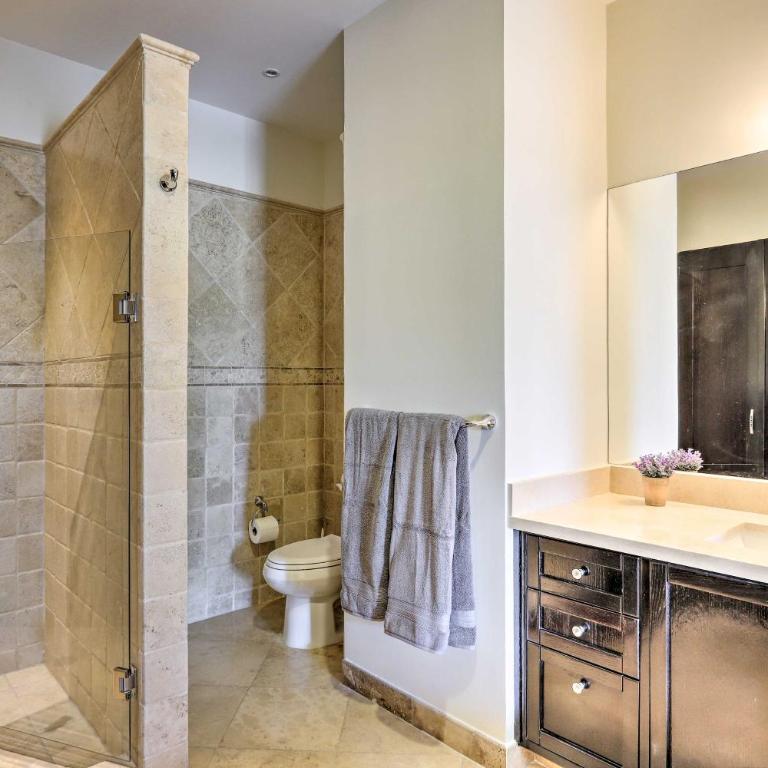 Walk to Beach: Modern Cabo Condo w/ Balcony! - Apartamento - 14