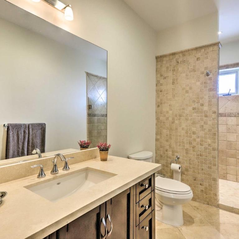 Walk to Beach: Modern Cabo Condo w/ Balcony! - Apartamento - 17