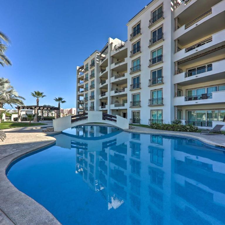 Walk to Beach: Modern Cabo Condo w/ Balcony! - Apartamento - 20