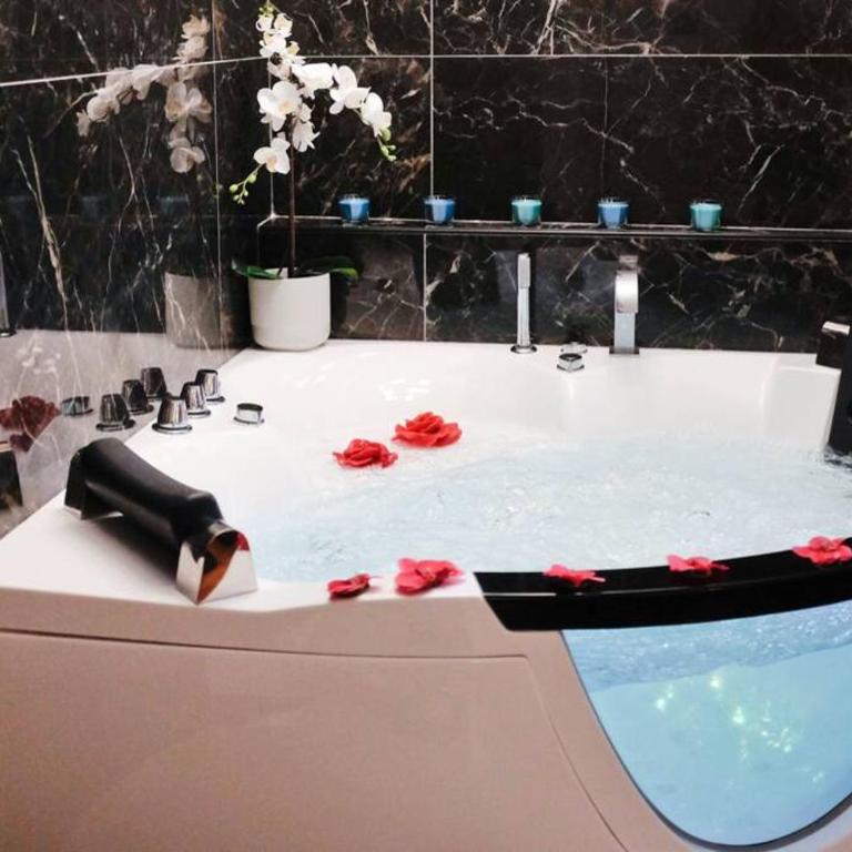 Pantheon Amazing Jacuzzi Suite - Deluxe Studio - 6