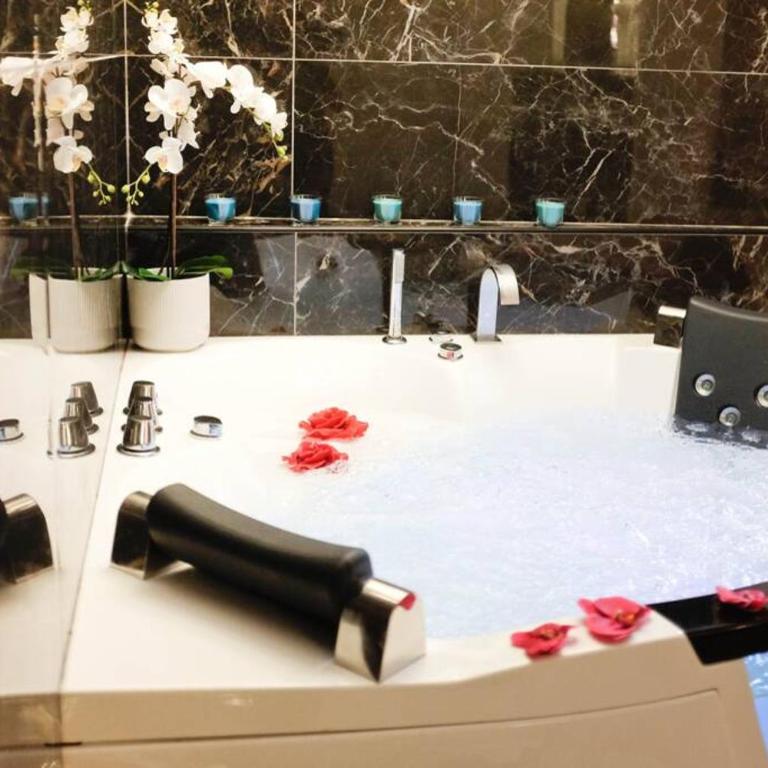 Pantheon Amazing Jacuzzi Suite - Deluxe Studio - 9