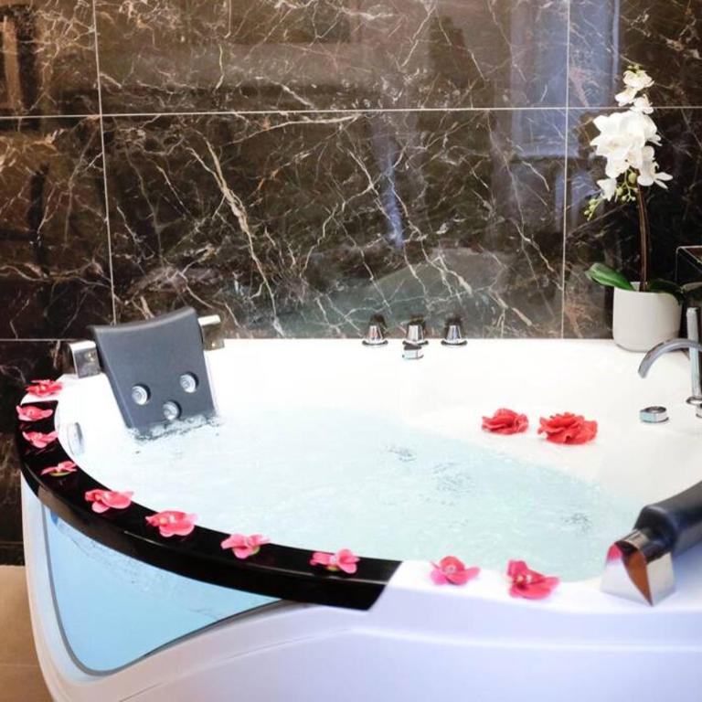Pantheon Amazing Jacuzzi Suite - Deluxe Studio - 10