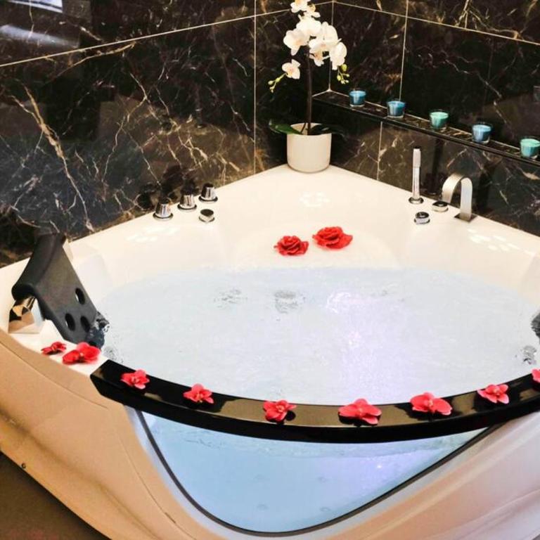 Pantheon Amazing Jacuzzi Suite - Deluxe Studio - 12