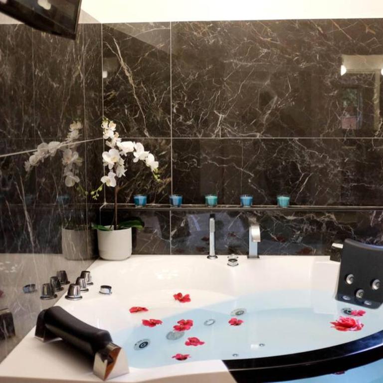 Pantheon Amazing Jacuzzi Suite - Deluxe Studio - 23