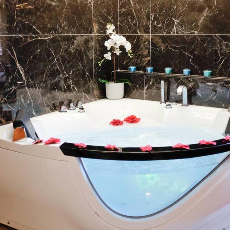 Pantheon Amazing Jacuzzi Suite - Deluxe Studio - 26