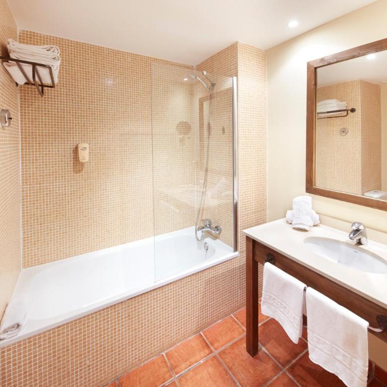 PortAventura Hotel Roulette - Includes unlimited access to PortAventura Park & 1 access to Ferrari Land - Habitación Cuádruple con acceso a PortAventura Park (2 adultos + 2 niños) + 1 acceso a Ferrari Land - 2