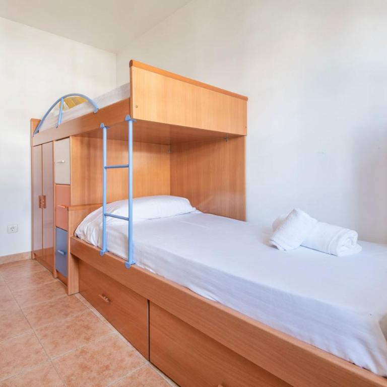 Casa adosada 50m de la playa Calafell . WIFI gratis - Casa de 4 dormitorios - 29