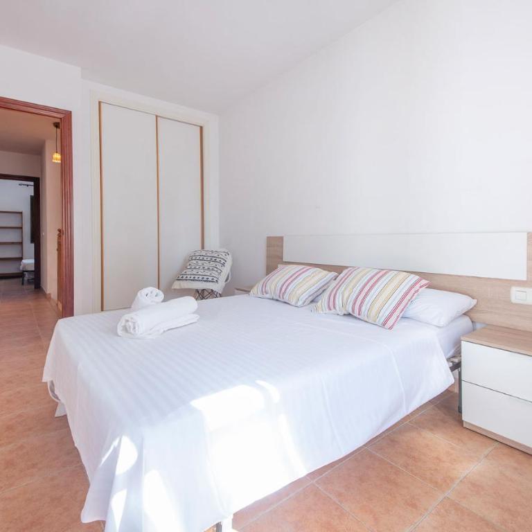 Casa adosada 50m de la playa Calafell . WIFI gratis - Casa de 4 dormitorios - 24