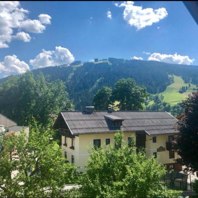 modern&renovated - Hotelpension Oberauer Wagrain - Exquisite Family Room with 2 Bedrooms, Balcony and Mountain View - 1