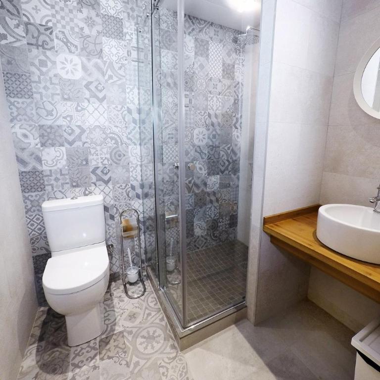 Meeting Point Hostels - Double or Twin Room with Bathroom - 1