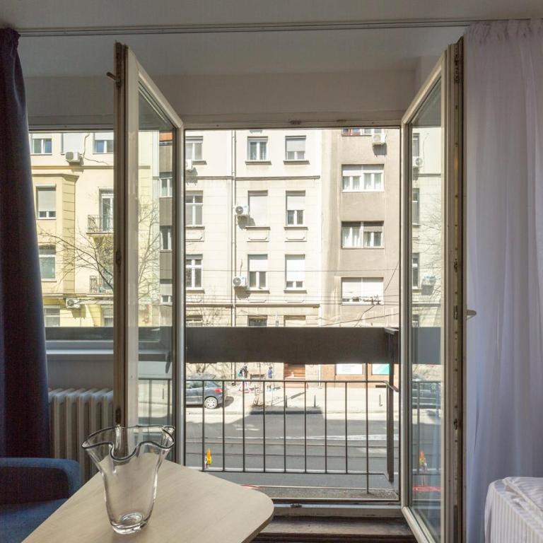 Premium Crown Suites - Dvokrevetna Soba sa Bračnim Krevetom i Balkonom (3 Odrasle Osobe) - 3