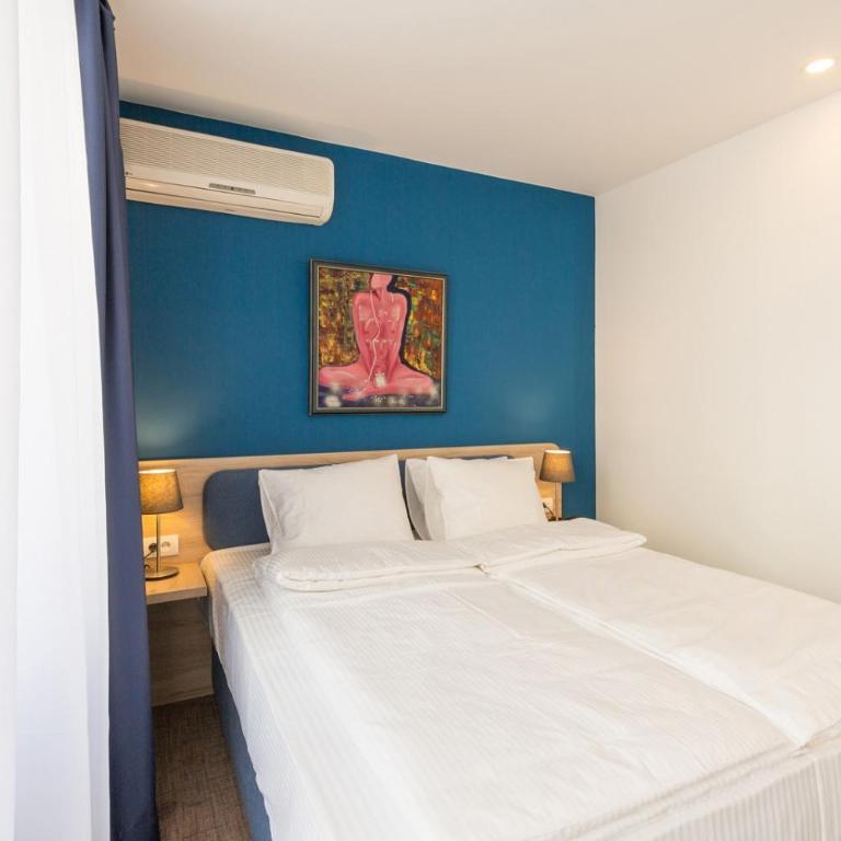 Premium Crown Suites - Dvokrevetna Soba sa Bračnim Krevetom i Balkonom (3 Odrasle Osobe) - 6