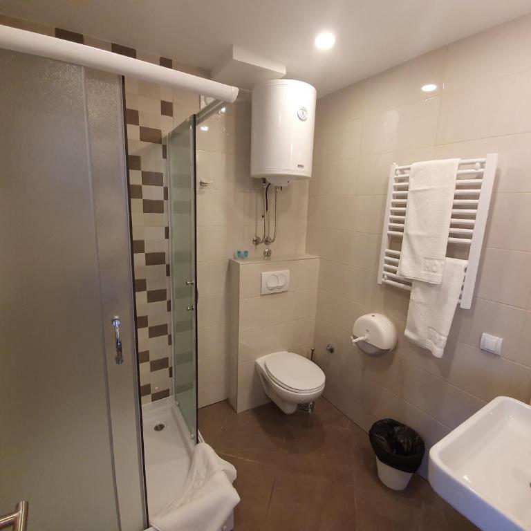 Premium Crown Suites - Dvokrevetna Soba sa Bračnim Krevetom i Balkonom (3 Odrasle Osobe) - 12