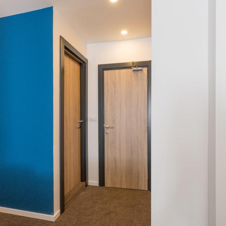 Premium Crown Suites - Niskobudžetna Dvokrevetna Soba sa Bračnim Krevetom - 7