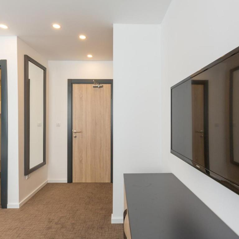 Premium Crown Suites - Dvokrevetna Soba sa Bračnim Krevetom i Terasom - 19