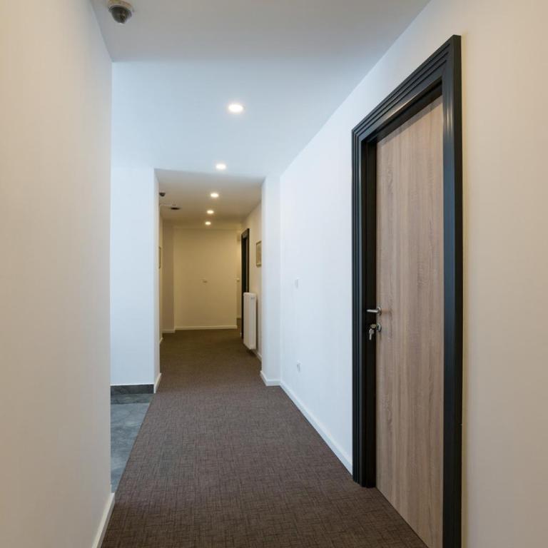 Premium Crown Suites - Dvokrevetna Soba sa Bračnim Krevetom i Terasom - 5