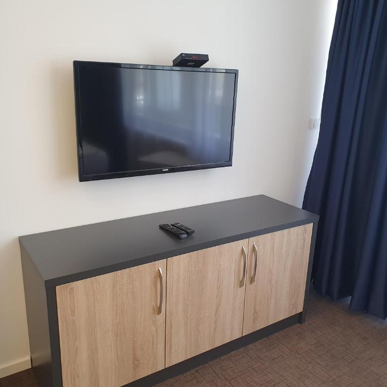 Premium Crown Suites - Dvokrevetna Soba sa Bračnim Krevetom i Terasom - 12