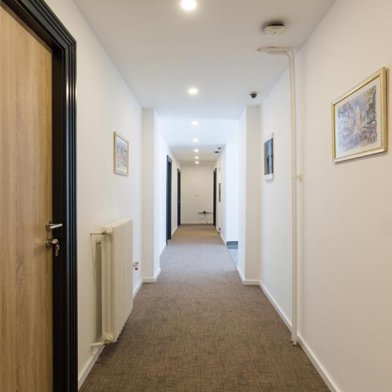 Premium Crown Suites - Dvokrevetna Soba sa Bračnim Krevetom i Terasom - 7