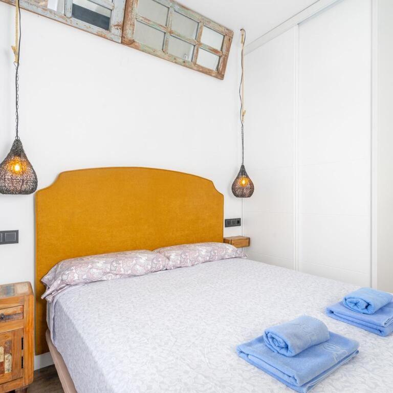 Apartamentos LOLA y MANUELA en primera línea playa Carihuela con excelente Terraza-jardin de 80 m2 frente al Mar con aparcamiento privado Ideal para descansar oyendo las olas del Mar - Apartamento - 11