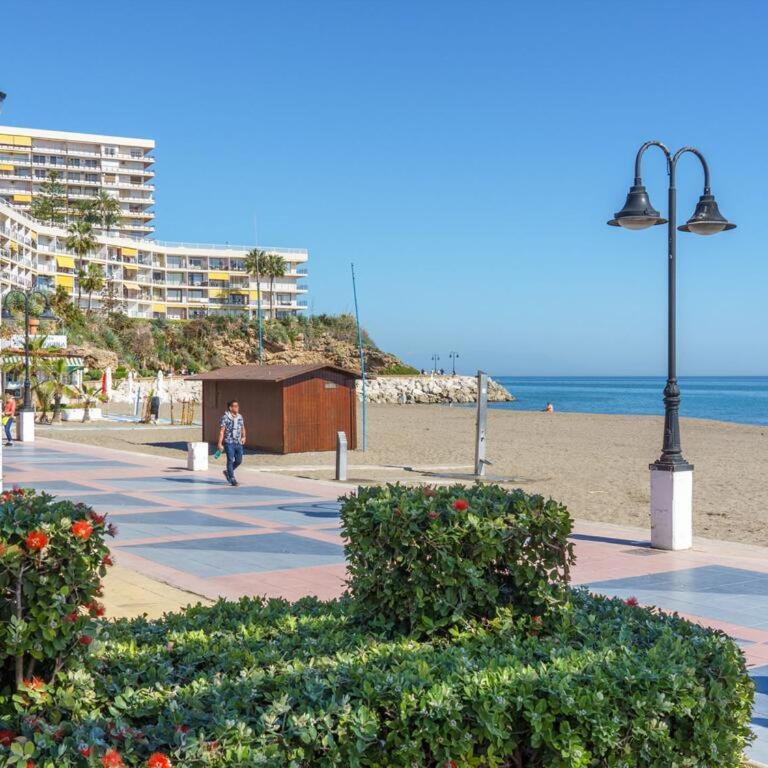 Apartamentos LOLA y MANUELA en primera línea playa Carihuela con excelente Terraza-jardin de 80 m2 frente al Mar con aparcamiento privado Ideal para descansar oyendo las olas del Mar - Apartamento de 2 dormitorios - 10