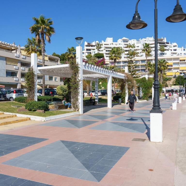 Apartamentos LOLA y MANUELA en primera línea playa Carihuela con excelente Terraza-jardin de 80 m2 frente al Mar con aparcamiento privado Ideal para descansar oyendo las olas del Mar - Apartamento de 2 dormitorios - 11