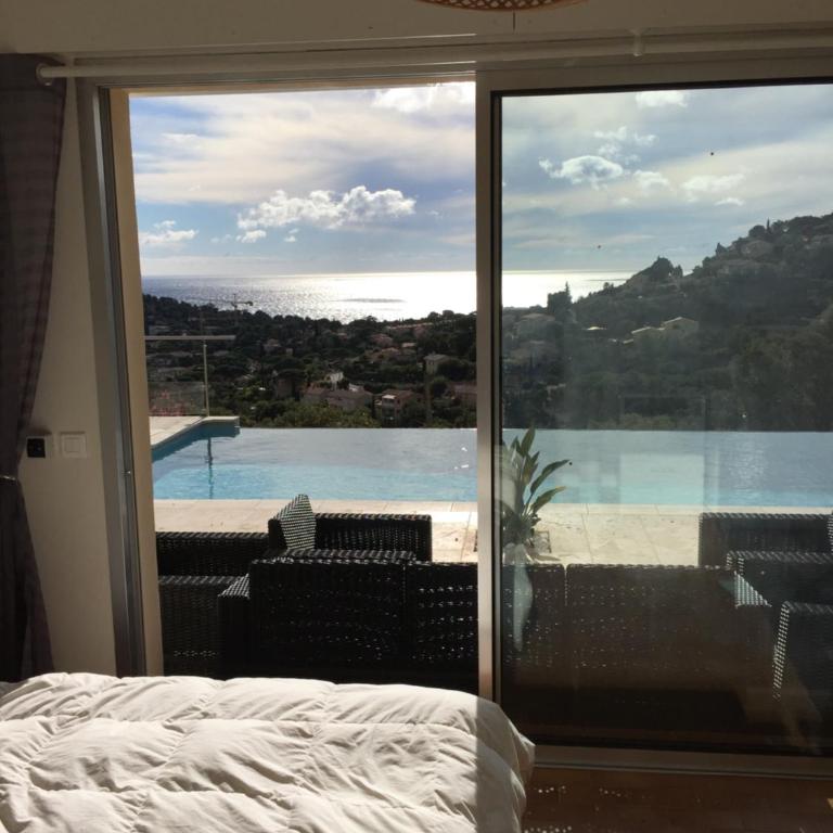 new! Villa privée avec piscine individuelle et vue mer panoramique, au calme, proche plages et Saint-Tropez - Maison 3 Chambres - 23